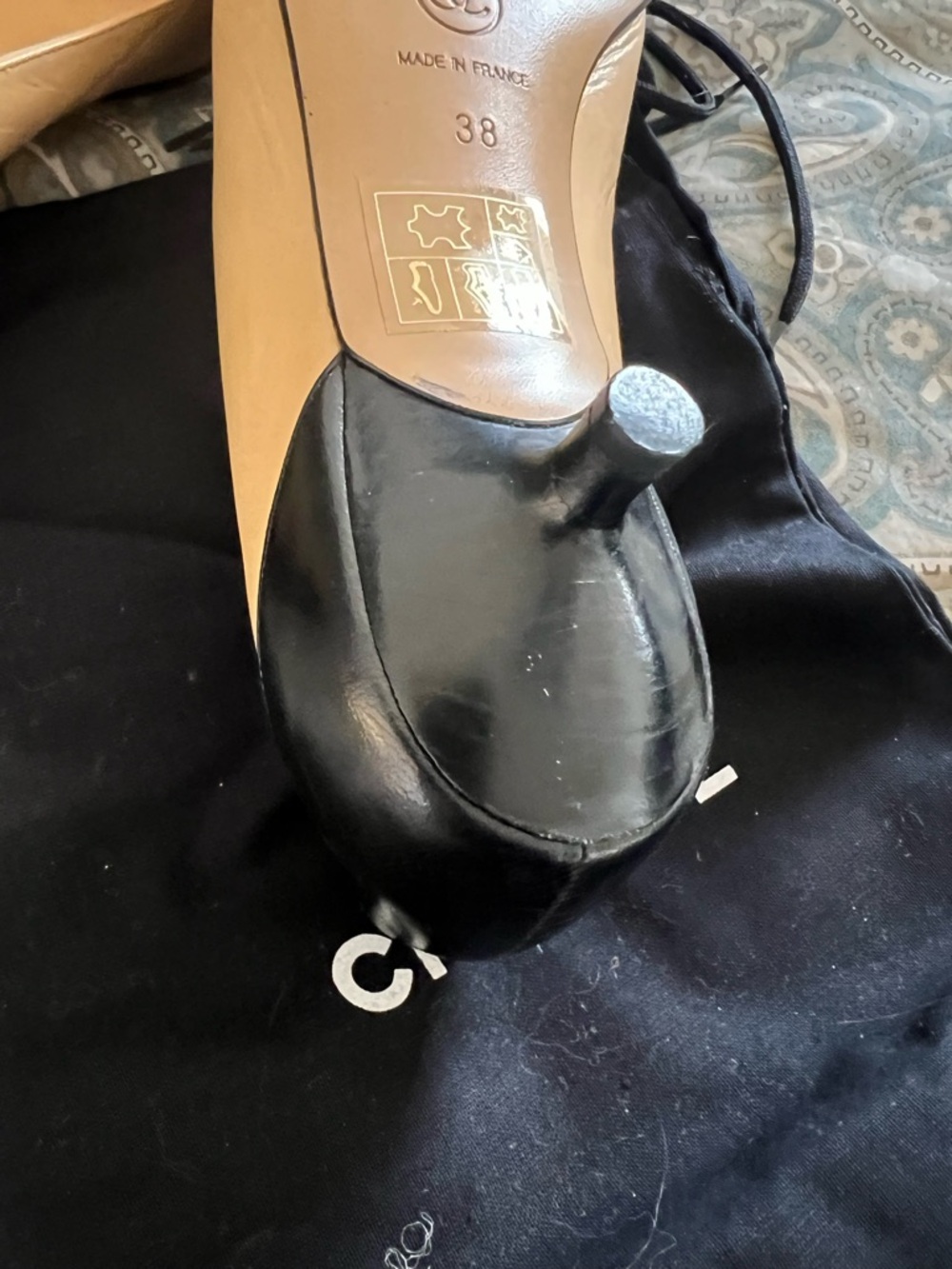 CHANEL Two-Tone Black and Beige Pointed Toe Leather Flats - Picture 5 of 7